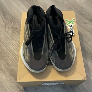 YEEZY QNTM MENS SIZE 10